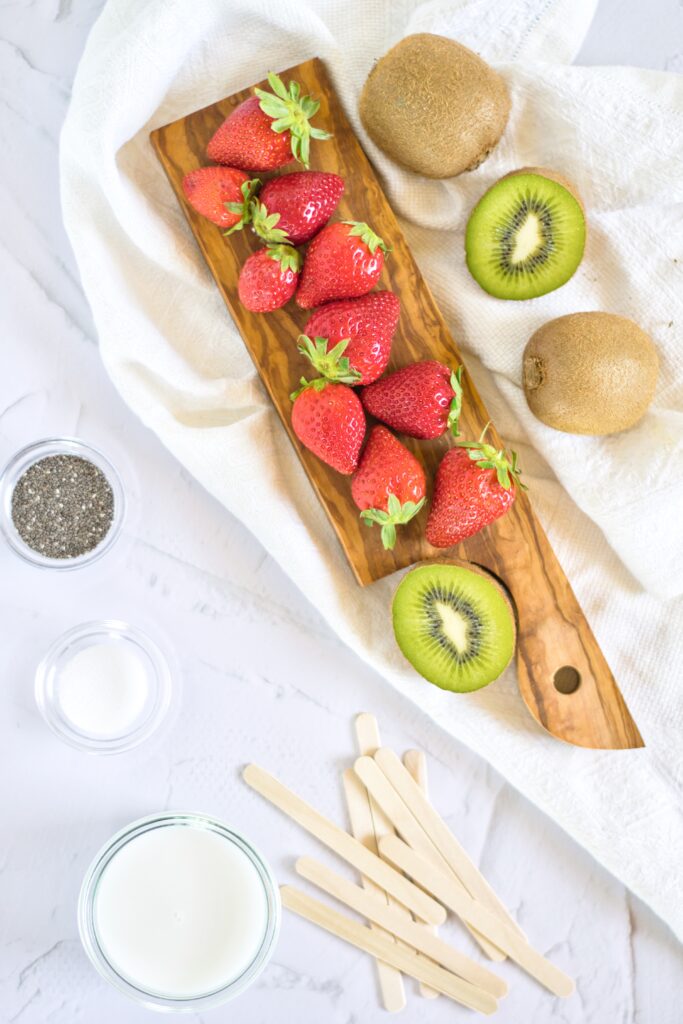 Kiwi-And-Strawberry-Popsicles-with-Chia-Ingredients