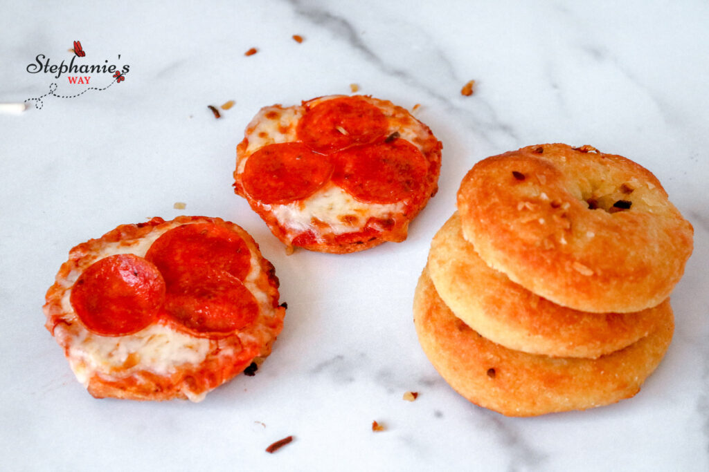 Keto-Pizza-on-Onion-Bagels-complete